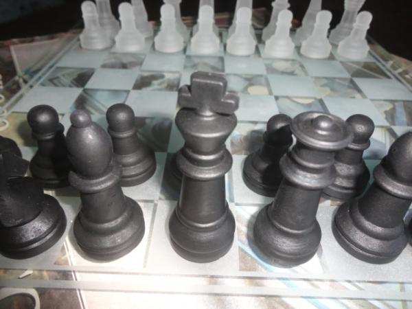 Nº 1 do xadrez bate líder e ganha a primeira na caixa de vidro - 01/10/2011  - Esporte - Folha de S.Paulo