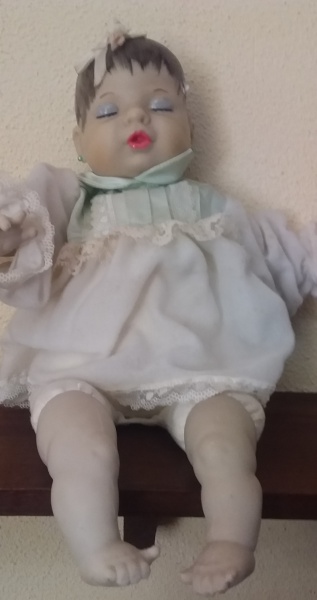 Boneca antiga anos 60 corpo em pano. Cabeça, pernas e b