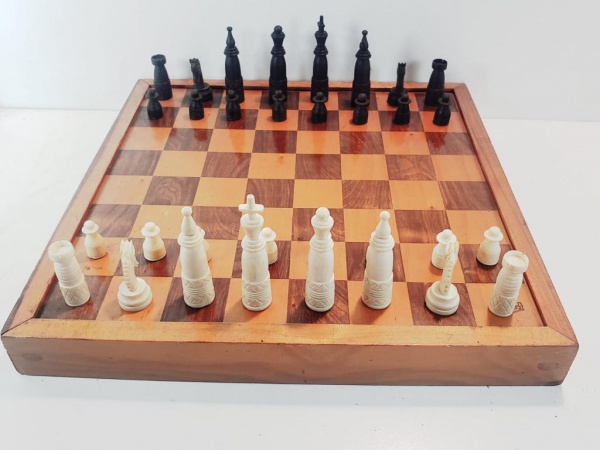 Caixa Tabuleiro de Xadrez de Madeiras Nobres - Wooden Chessboard