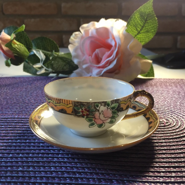 Jogo de chá/café em porcelana ricamente decorado com d