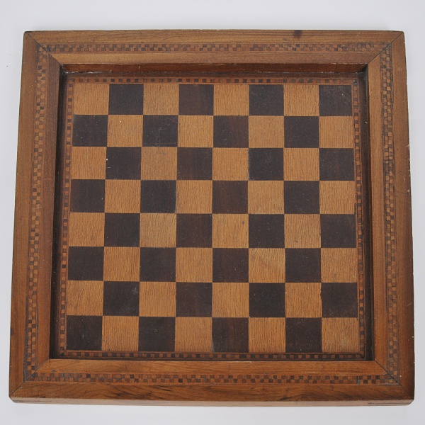 Tabuleiro de damas e xadrez, madeira marchetada, com su