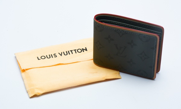 Louis Vuitton. Elegante carteira masculina francesa da