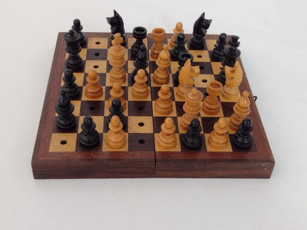 Usando peças de xadrez de madeira para jogar