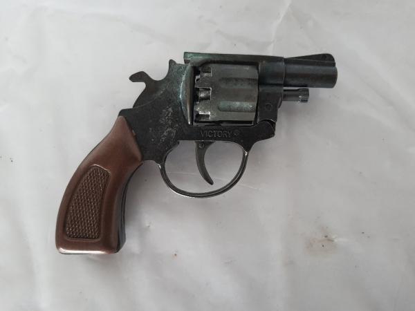 Revolver De Espoleta Brinquedo + 3 Cartelas De Espoleta