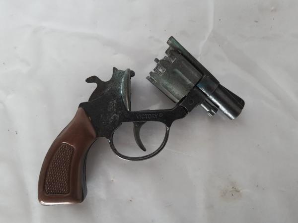 Revolver De Espoleta Brinquedo + 3 Cartelas De Espoleta