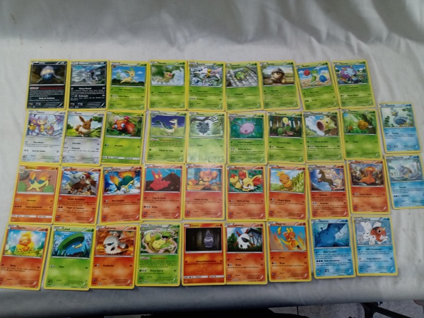 228 Cartas Pokémon dos tipos: Água, Fogo, Luta, Planta