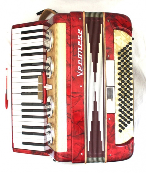 Antigo acordeon/sanfona da marca Veronese, com 80 baixo