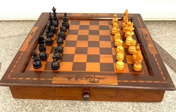 Antigo jogo de xadrez em madeira nobre com tabuleiro em