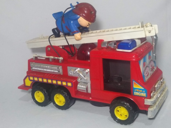 Ops, quebrou a escada do caminhão de bombeiro de brinquedo