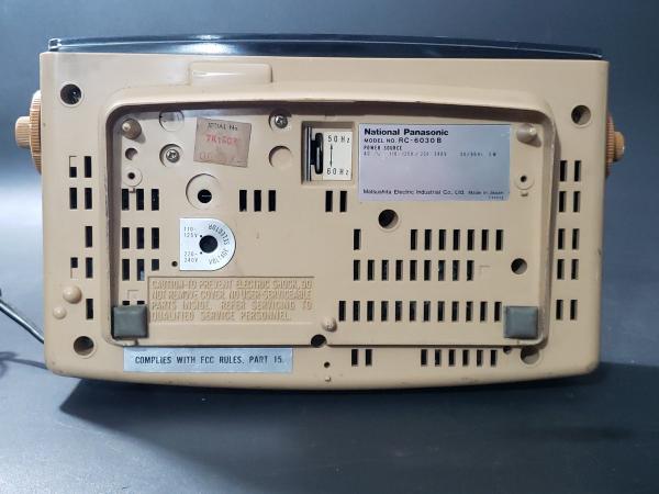 Rádio relógio National Panasonic, possui um risco no ac