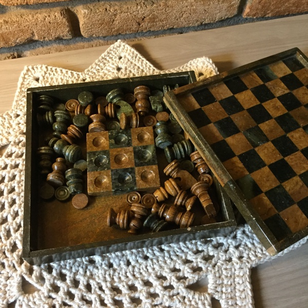 Jogo de Xadrez, em caixa de madeira com forração intern