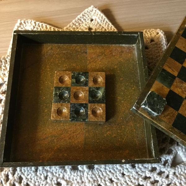Belíssimo jogo de xadrez com peças em metal ricamente t