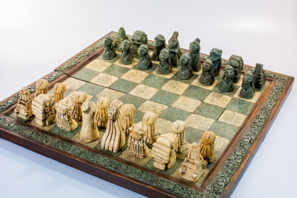 Tabuleiro do pátio central é palco de xadrez humano