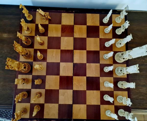 Dezesseis peças de xadrez em marfim, Itália do Sul, fim do século XI