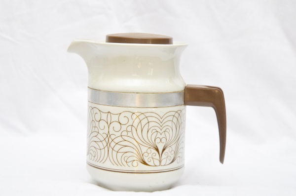 Jogo de chá e café de porcelana Pozzani Jundiaí, na cor branca com bordas  douradas com desenhos florais. Tot…
