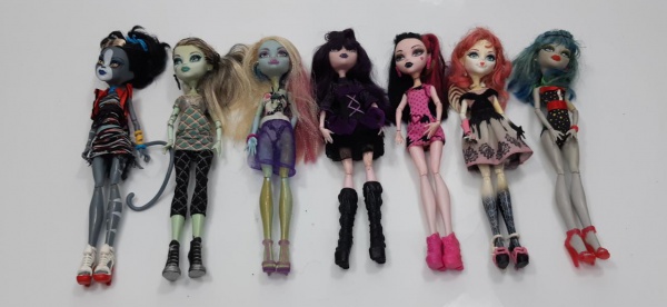 Sete (7) bonecas Monster High 26