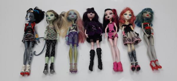 Leilão Online - Coleção bonecas monster high acessórios - 81 bo