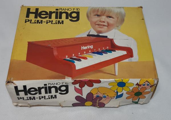 É da sua Época? Quem se lembra ou tinha o Brinquedo Piano Antigo Hering  Plim-Plim em meados anos 70 …