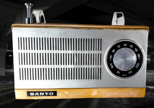 Rádio de bolso da marca Sanyo, modelo 6S-716, 2 faixas