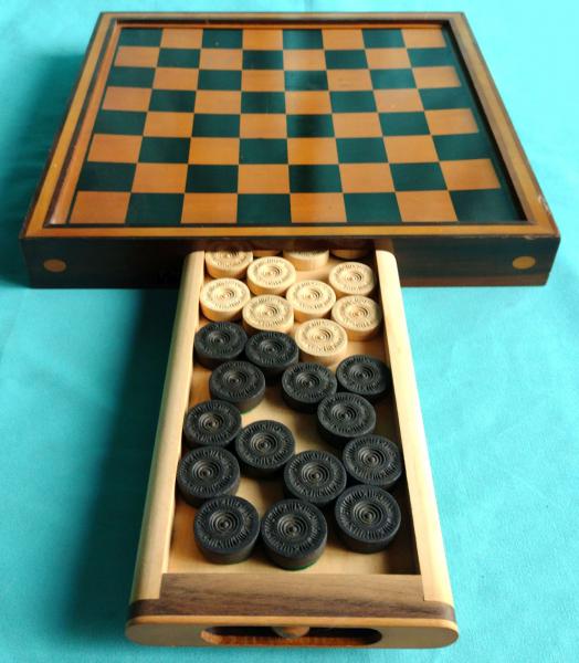 Antigo jogo de tabuleiro de damas de madeira