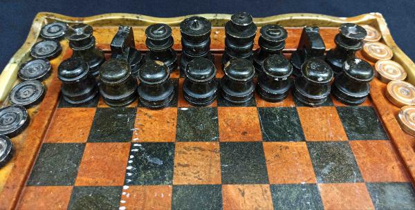 DIVERSOS, um (1) tabuleiro para dama e xadrez, confecci
