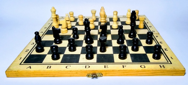 Antigo conjunto de figuras de xadrez e peões de damas - Madeira