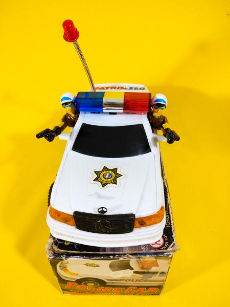 Antigo carrinho Higway Patrol Police Car 560 na caixa original. O