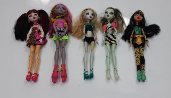 Cinco (5) bonecas Monster High 26