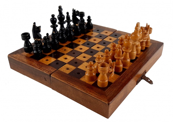 Antigo mini jogo de xadrez, marca Schach, completo, no