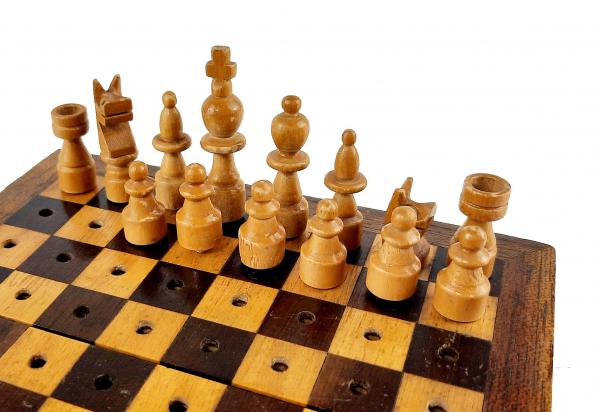 Mini jogo de xadrez com tabuleiro em madeira e peças em