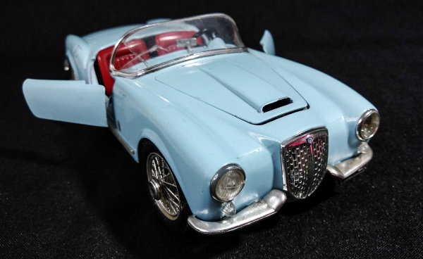 Antigo carrinho Lancia Aurelia B24 Spider 1955 da Escala