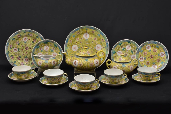 Antigo conjunto para chá em porcelana oriental policrom