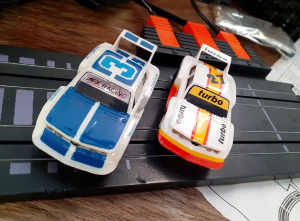 AUTORAMA AURORA TOMY AFX, escala HO, dois carrinhos medida 7,5cm