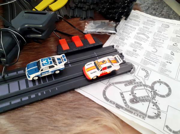 AUTORAMA AURORA TOMY AFX, escala HO, dois carrinhos medida 7,5cm
