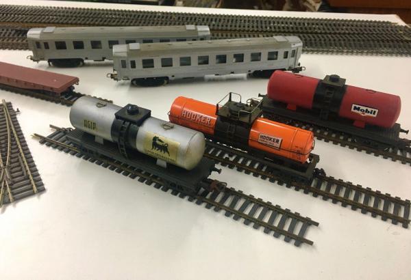 LIONEL TRAINS. Lote com três vagões de trens de brinque