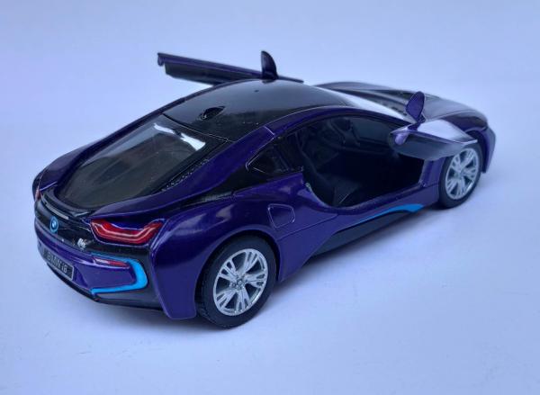 Miniatura, réplica de carro - representando BMW i8. Rox