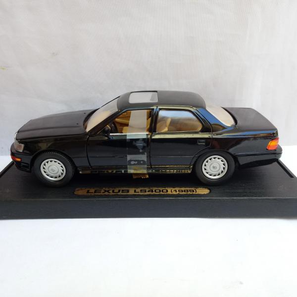 Miniatura Colecionável ROAD LEGENDS - LEXUS LS400 1989, em escala
