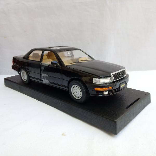Miniatura Colecionável ROAD LEGENDS - LEXUS LS400 1989, em escala