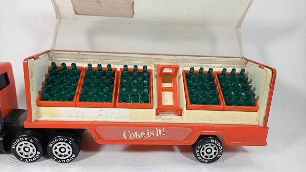 Brinquedos Raros - Caminhão antigo de Entrega Brinde Coca Cola com 8,00 cm  de comprimento Embalagem lacrada Década de 1990