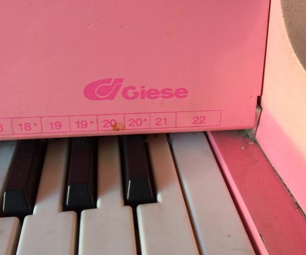 Piano infantil de madeira rosa