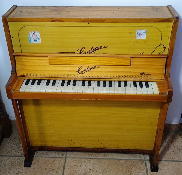 Antigo Piano infantil em madeira - MAMÃE EU QUERO - Todas as teclas