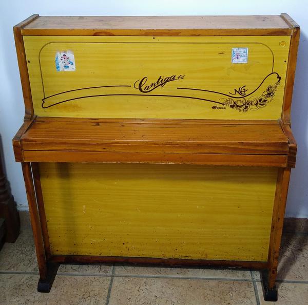 Antigo piano infantil em madeira, feito artesanalmente