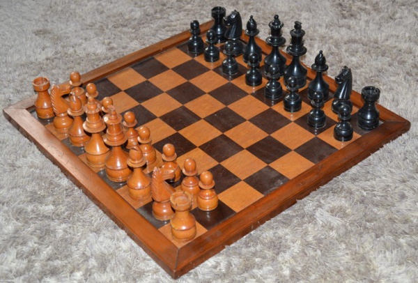 As peças de xadrez do rei, xadrez do rei dourado em um tabuleiro