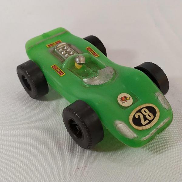 Brinquedo antigo de plástico, carrinhos de corrida, outros parecidos com  Renault 2 CV e automóvel R$ 15,00 o lote de 8 - Taffy Shop