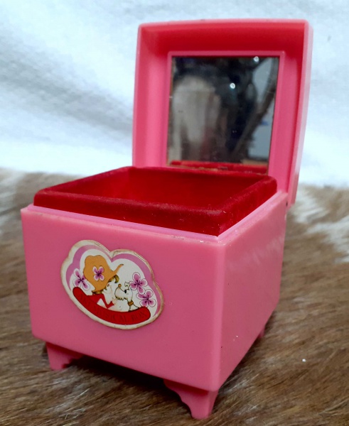 CAIXA DE MUSICA LADY MATE- JAPAN, funcionando, medidas 7x7x7cm