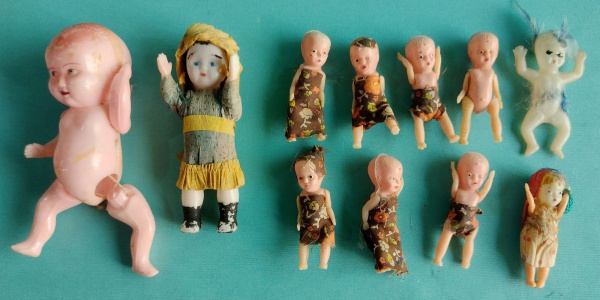 Par de bonecas antigas, com roupas, menor medida de 11