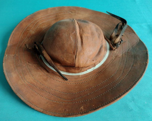 Antigo chapéu de vaqueiro Nordestino, produzido em cour