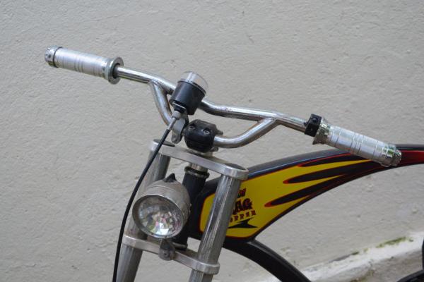 Bicicleta Caloi Drag Chopper com velocímetro, freio torpedo, aro