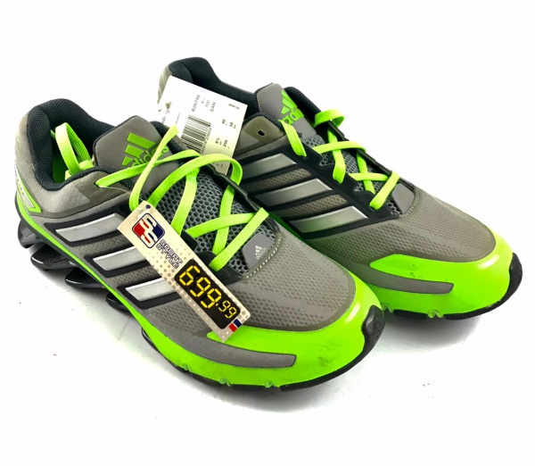 Tênis da Adidas modelo Spring Blade na cor cinza e verde, tamanho