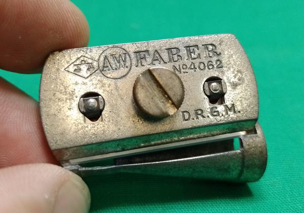 Inusitado apontador de lapis antigo Faber que funciona